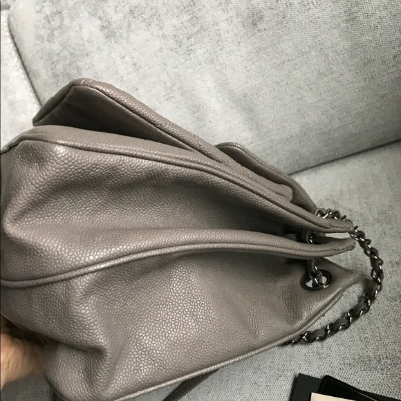 Chanel shoulder bag in grey caviar - Picture 8 of 16